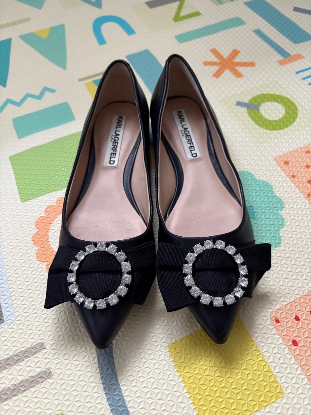 Pointed-toe flats